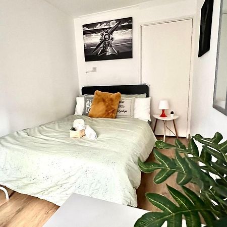 Private Bedrooms In A Flat! Home Away From Home! Shared Bathroom London Exteriör bild