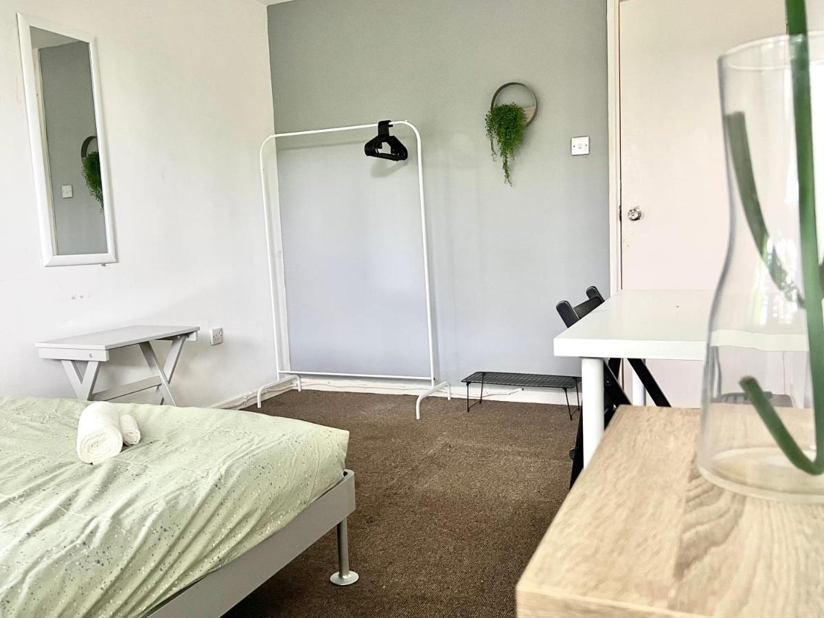 Private Bedrooms In A Flat! Home Away From Home! Shared Bathroom London Exteriör bild