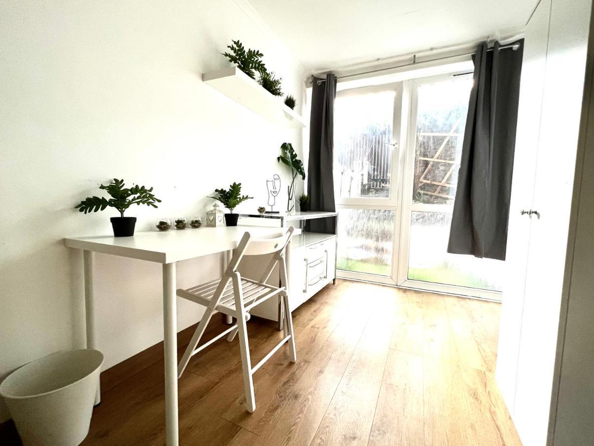 Private Bedrooms In A Flat! Home Away From Home! Shared Bathroom London Exteriör bild